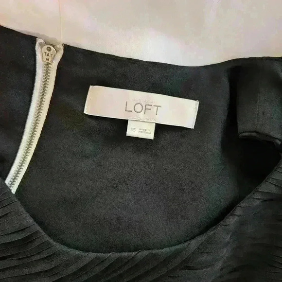 Chic Black and White Sleeveless Top with Pleated Bodice - Picture 2 of 3